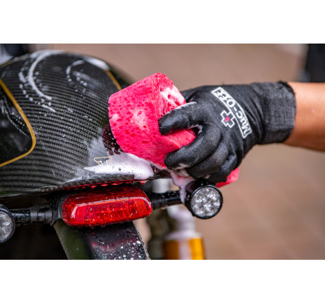 Éponge Muc-Off Expanding Microcell rose – Nettoyage doux et haute absorption vélo et moto